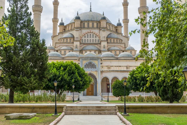 Dindons plus grande mosquée centrale Sabanci à Adana — Photo