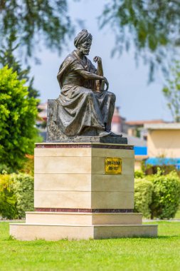 Adana, Türkiye 'de İbn-i Sina anıtı