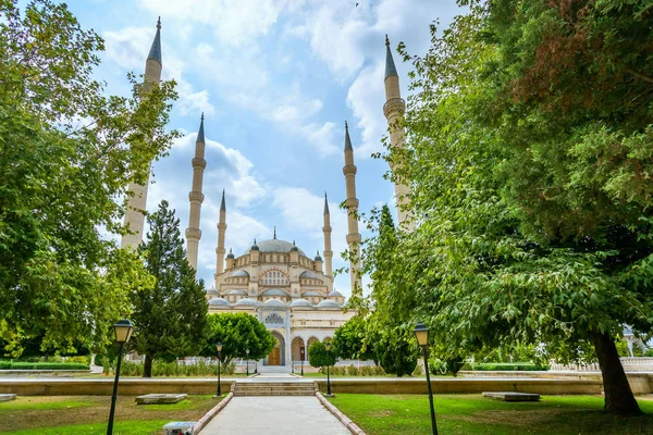 Vista panorâmica da maior Mesquita Central Sabanci da Turquia — Fotografia de Stock