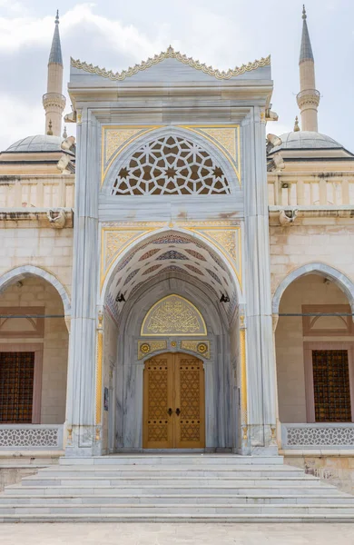 A legnagyobb Sabanci központi mecset kapuja — Stock Fotó
