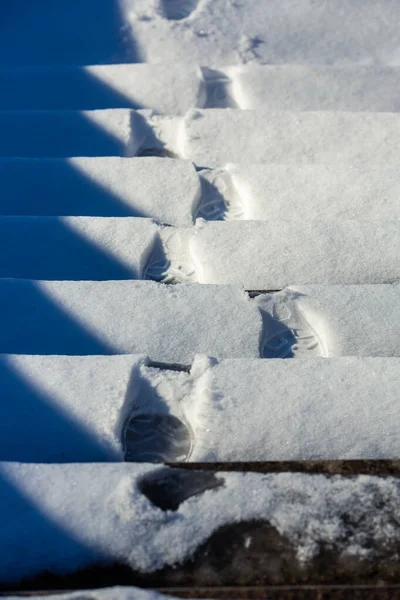 Huellas de botas en escalones nevados —  Fotos de Stock