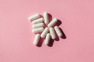 Bir yığın tıbbi beyaz kapsül.