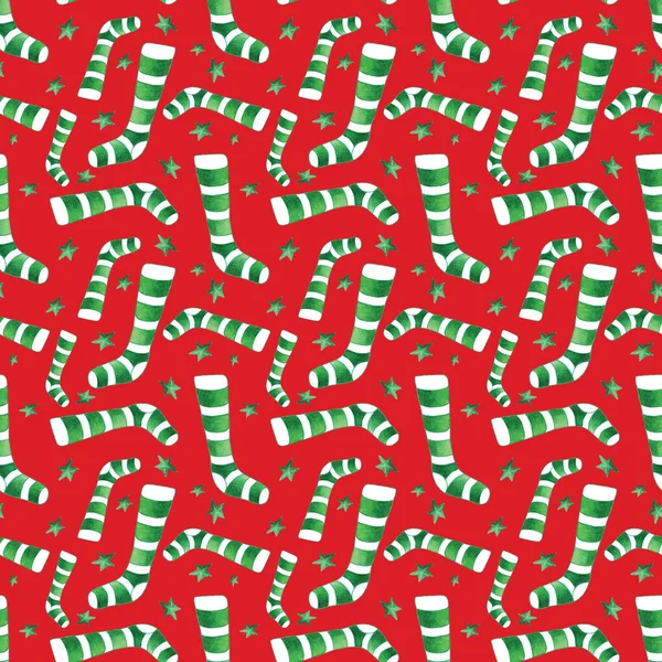 ストッキングや星とお祭りシームレスパターン 明るい赤の背景に白と緑の靴下と緑の星 クリスマスのデザイン 包装紙 聖パトリックの日に最適です — ストック写真
