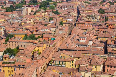 Bologna İtalya 'nın panoramik hava manzarası. Tarihi şehir merkezinde kiremitli çatı ve caddeler