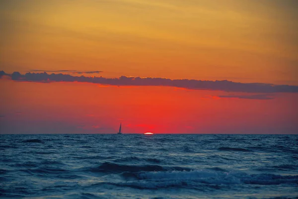 Panoramiczny Pejzaż Atmosferyczny Żaglówka Horyzoncie Jasnym Tle Niesamowitego Zachodu Słońca — Zdjęcie stockowe