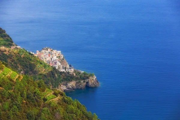 シンク リグーリア地方 イタリアの理想的な風景 深い青色の海と斜面にカラフルな家がある村と海岸 — ストック写真