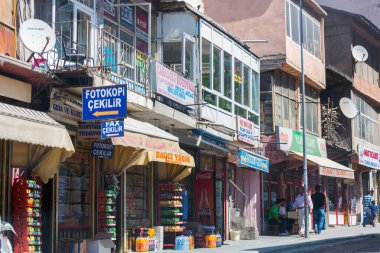 Bitlis, Türkiye, 08.24.2014: Şehirdeki günlük yaşam ana caddede. Alışveriş, ticaret, güneşli bir günde yürüyen insanlar.