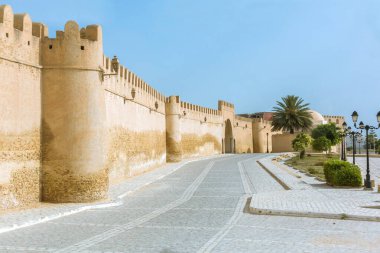 Kairouan, Tunus 'ta Mauritian tarzında büyük bir kale duvarı var.