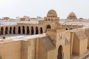 Tunus 'taki Büyük Kairouan Camii manzarası. Çöldeki camii. Büyük duvar ve galeriler.