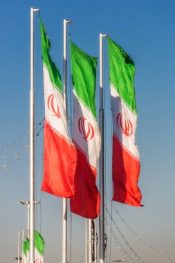 İran Ulusal Bayrağı. Mavi bir gökyüzüne karşı üç İran bayrağı. Tahran 'daki Azadi Meydanı Görünümü