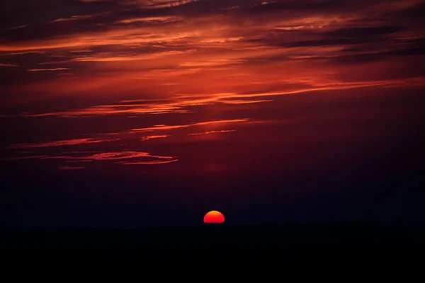 Wspaniały Zachód Słońca Jasne Podświetlone Niebo Chmury Sylwetki Wzgórza Promieniach — Zdjęcie stockowe
