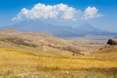 Büyük Ararat ve Küçük Ararat. Türkiye 'den Ararat Dağı' nın panoramik manzarası, Doğu Anadolu. Massif ve mavi gökyüzü olan güzel bir manzara. Bulutlardaki dağ zirvesi