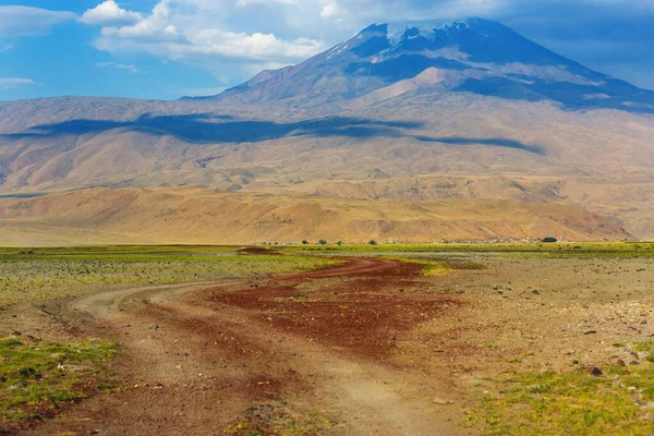 Špinavá cesta na úpatí hory Ararat — Stock fotografie