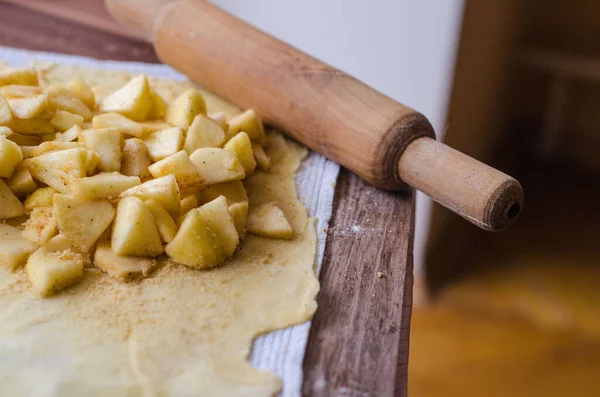 Taze elmalı ev yapımı elmalı turta. Elmalı turta yapıyorum.