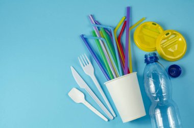Mavi arka planda beyaz tek kullanımlık plastik ve plastik içecek pipetleri tek kullanımlık kullanıma hayır der