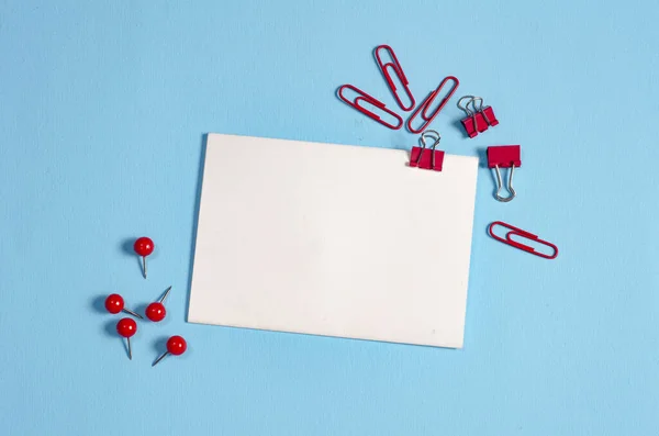 Mavi kırtasiye masası. Yapışkan notlar ve ataçlarla kavram 