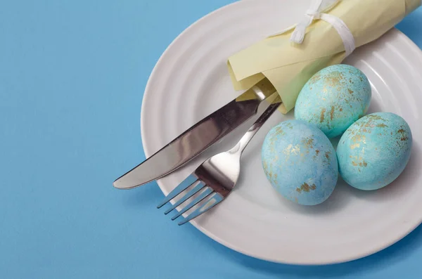 Paskalya masası servisi. çatal ve bıçak tabakta..