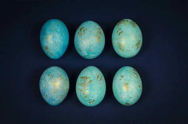 Karanlık arka planda Paskalya mavisi yumurtalar. Tebrik kartı. Kalıp yumurtalar