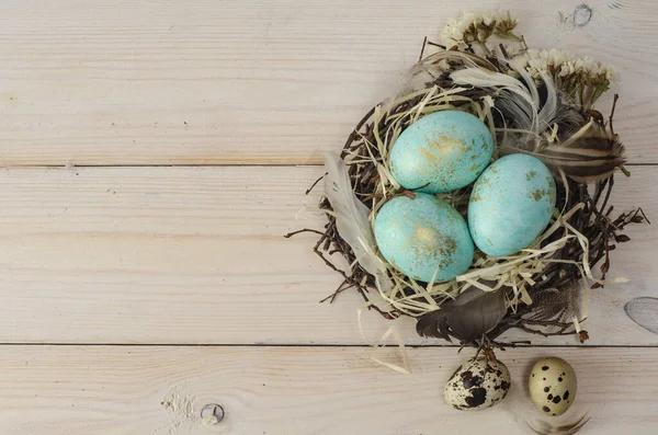 Paskalya geçmişi. Yuvadaki renkli paskalya yumurtaları. Paskalya yumurtaları ile arka plan