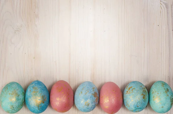 Paskalya arkaplan şablonu. Paskalya yumurtaları ahşap duvarlara konur..