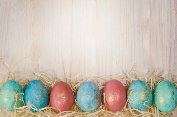 Paskalya arkaplan şablonu. Paskalya yumurtaları ahşap duvarlara konur..