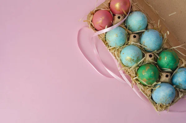 Paskalya geçmişi. Yumuşak pembe Paskalya süslemeleri, boyanmış Paskalya yumurtaları. Boşluğu kopyala, Ester bayramı kartpostal kavramı.