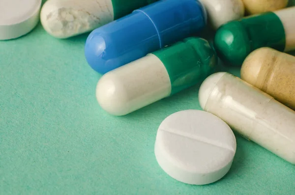 yeşil masaya karışık renkli ilaç hapları serpiştirdim..