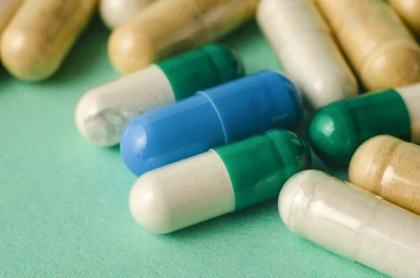 yeşil masaya karışık renkli ilaç hapları serpiştirdim..