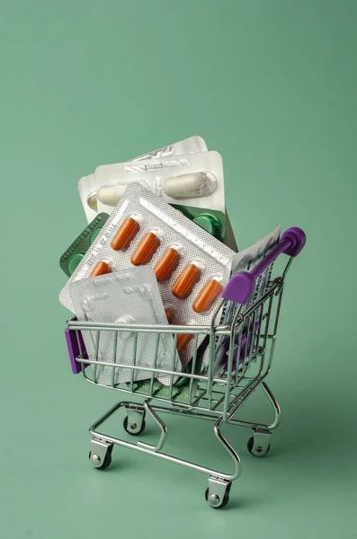 Tıp konsepti. Türkuaz arka planda çeşitli kapsüller, tabletler ve ilaçlar var. Haplar konsepti. İlaç al. Boşluğu kopyala