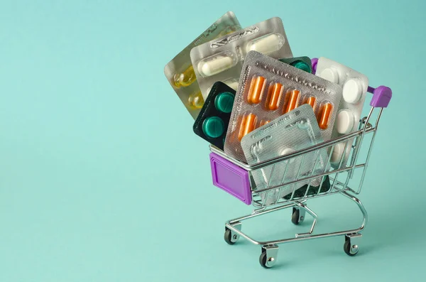 Tıp konsepti. Mavi arka planda çeşitli kapsüller, tabletler ve ilaçlar var. Haplar konsepti. İlaç al. Boşluğu kopyala