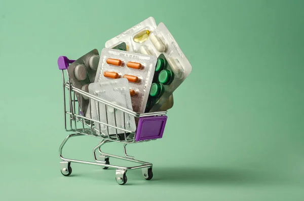 Tıp konsepti. Türkuaz arka planda çeşitli kapsüller, tabletler ve ilaçlar var. Haplar konsepti. İlaç al. Boşluğu kopyala