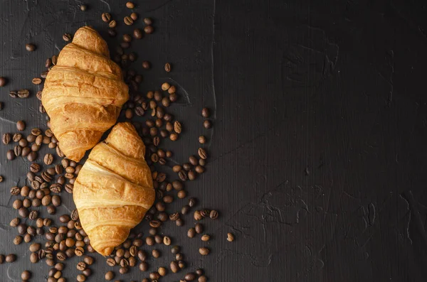 Siyah bir arka planda taze kruvasanlar. Üst Görünüm Kopyalama alanı