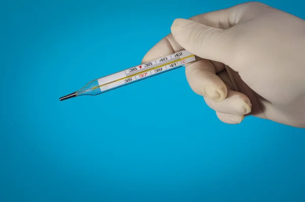 Doktorun elindeki termometre. Steril eldiven verin. Yüksek sıcaklık kavramı