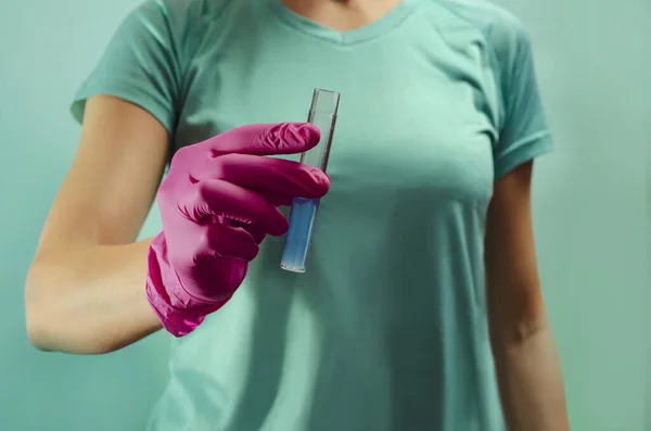 Coronavirus aşısı. İlaçlar. Doktor üzerinde testler olan bir test tüpü tutuyor. Tıp hakkında arka plan