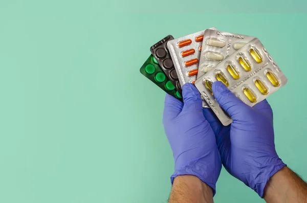 Doktorun elindeki haplar. İlaç tedavisi. Steril eldiven verin. Tıbbi geçmiş.