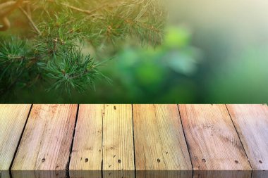 Yaz dönemi. Geçmişi bulanık, eski ahşap zemin. Montajlar için boş tablo.