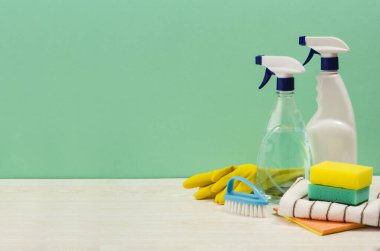 Ahşap arka planda malzeme ile temizlik konsepti. Yukarıdan görüntüle