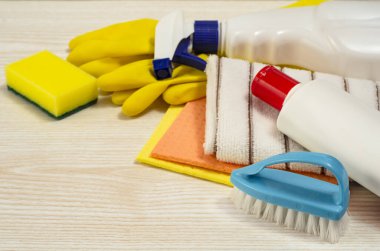 Profesyonel temizlik ekipmanları beyaz masada. Temizlik aletleri şirket konsepti. Üst Manzara. Yatay bileşim.