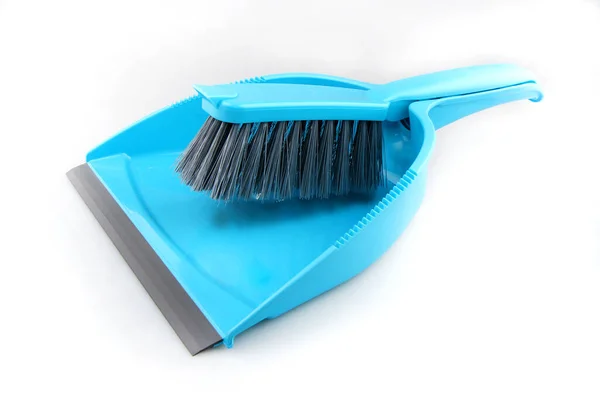 Beyaz arkaplanda süpürge ve faraş