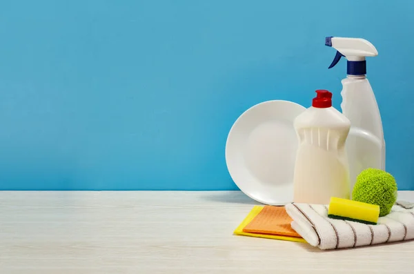 Ahşap arka planda malzeme ile temizlik konsepti. Yukarıdan görüntüle