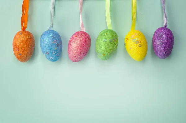 Açık arkaplanda dekoratif çok renkli paskalya yumurtaları çerçevesi