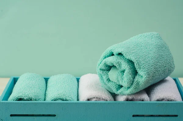 Tuvalette. Turkuaz arka planda farklı renkte Terry havluları kutuya sardık. Kişisel bakım kavramı