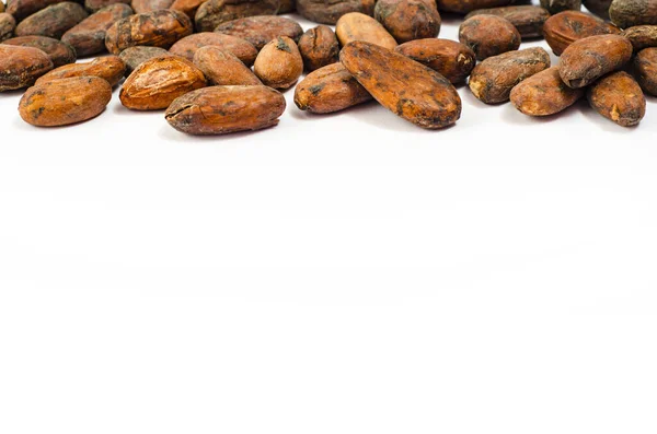 Beyaz arka planda izole kakao çekirdekleri.