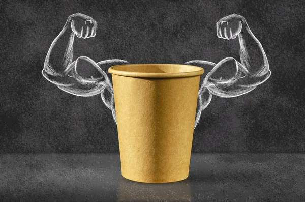 Güç kahvesi. Arka planda tasvir edilmiş tahtadaki kasların üzerine bir fincan kahve. Güçlü güç, kas kolları. Güç kavramı.