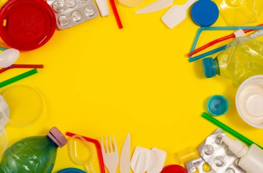 Sarı arka planda beyaz, tek kullanımlık plastik ve diğer plastik eşyalar. Plastik ya da çevresel sorunlar olmadan tercih etme kavramı.