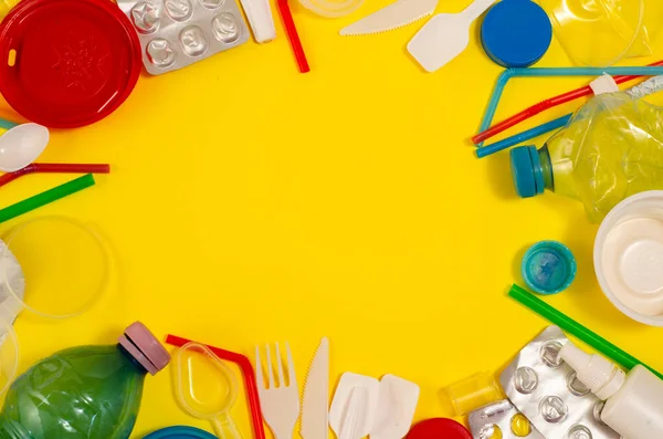 Sarı arka planda beyaz, tek kullanımlık plastik ve diğer plastik eşyalar. Plastik ya da çevresel sorunlar olmadan tercih etme kavramı.