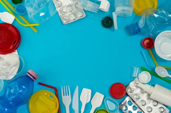 Mavi arka planda beyaz, tek kullanımlık plastik ve diğer plastik eşyalar. Plastik ya da çevresel sorunlar olmadan tercih etme kavramı.