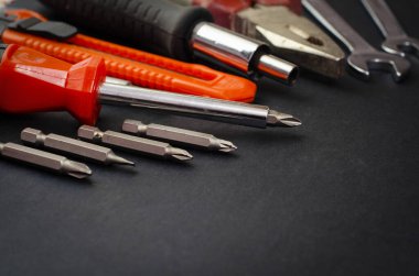 Çalışmak için bir çok farklı kırmızı araç kümesi arasında çekiç anahtarı bit pense, tornavida, kağıt bıçağı, tornavida nozülü, siyah arkaplan anahtarı yer almaktadır. 