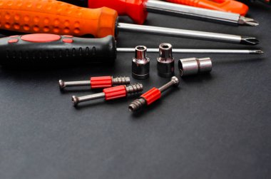 Çalışmak için bir çok farklı kırmızı araç kümesi arasında çekiç anahtarı bit pense, tornavida, kağıt bıçağı, tornavida nozülü, siyah arkaplan anahtarı yer almaktadır. 