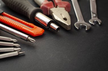 Çalışmak için bir çok farklı kırmızı araç kümesi arasında çekiç anahtarı bit pense, tornavida, kağıt bıçağı, tornavida nozülü, siyah arkaplan anahtarı yer almaktadır. 